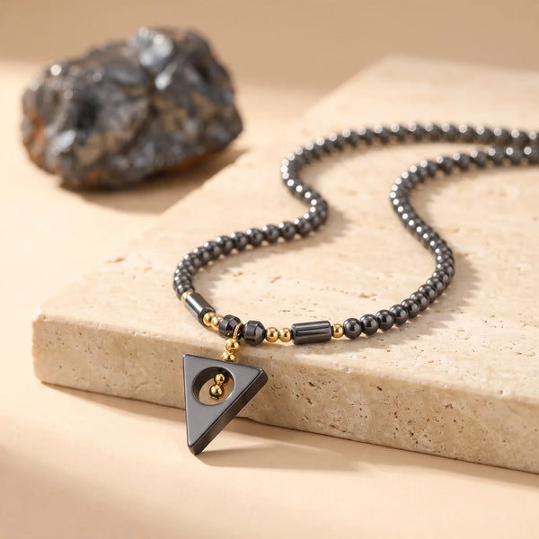 Pendentif triangle en hématite gris métallique, idée cadeau collier en perles de pierre naturelle