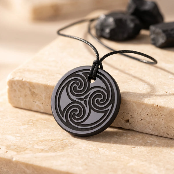 Pendentif triskèle celtique gravé sur shungite, bijou de lithothérapie en pierre naturelle