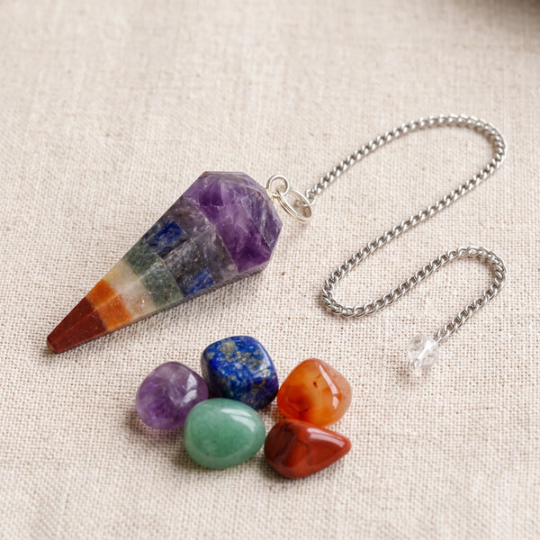 Pendule 7 chakras hexagonal en pierre naturelle véritable avec sa chaînette argentée et sa perle
