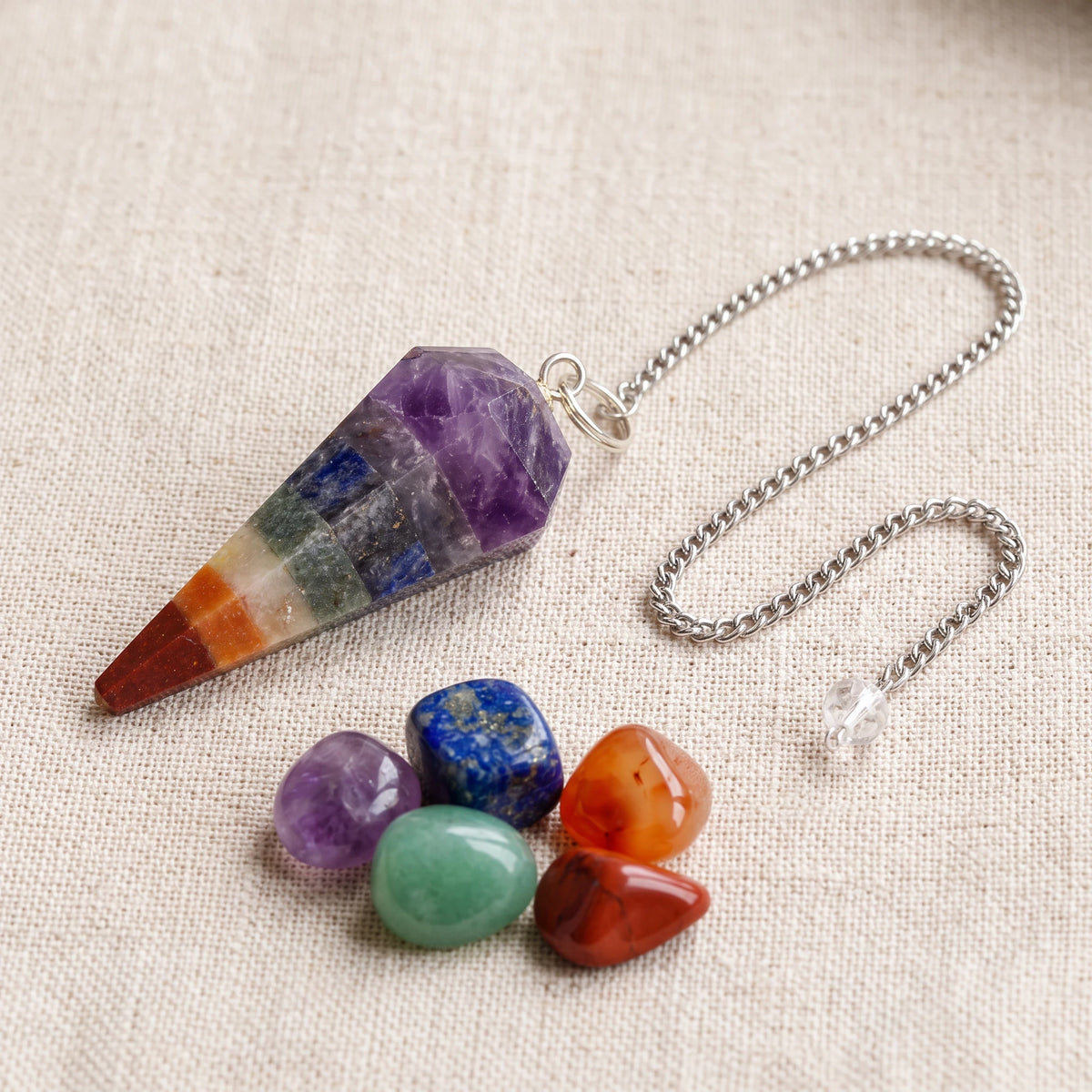 Pendule 7 chakras hexagonal en pierre naturelle véritable avec sa chaînette argentée et sa perle