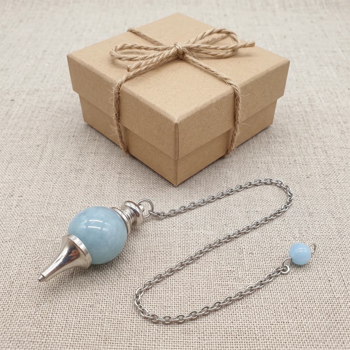Pendule en aigue-marine, idée cadeau présentée avec sa boîte