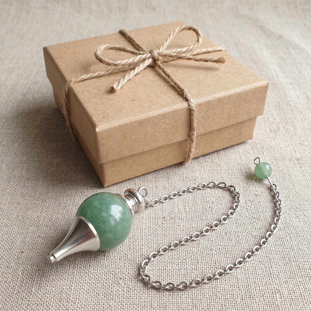 Pendule en aventurine verte, idée cadeau présentée avec sa boîte