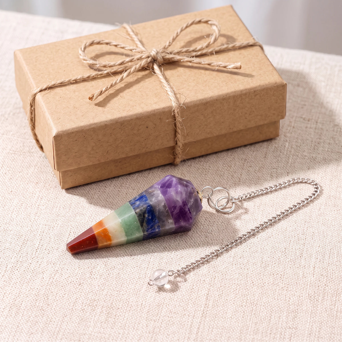 Pendule chakra en pierre naturelle, idée cadeau présentée avec sa boîte