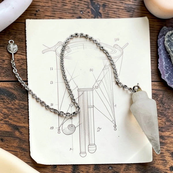 Pendule divinatoire en cristal de roche avec chaînette