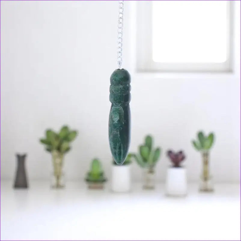 Gros plan sur la forme Thot du Pendule Égyptien (Aventurine Verte) en pierre naturelle