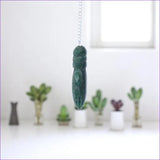 Gros plan sur la forme Thot du Pendule Égyptien (Aventurine Verte) en pierre naturelle
