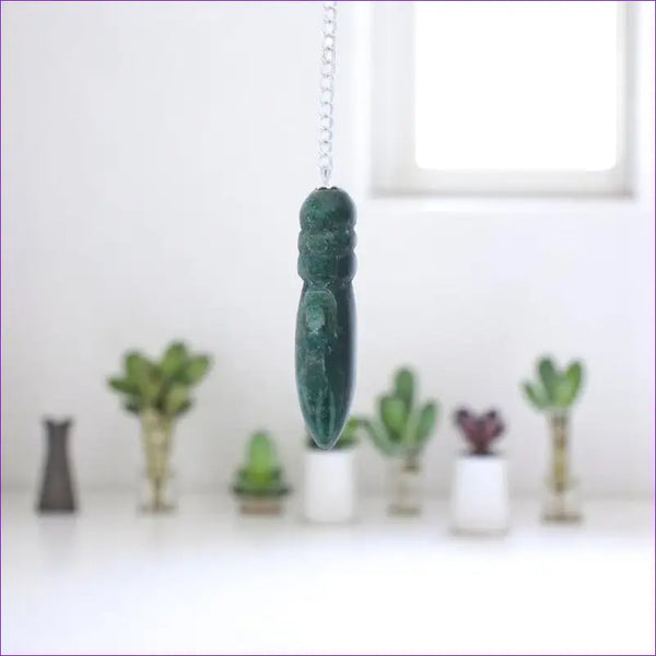 Gros plan sur la forme Thot du Pendule Égyptien (Aventurine Verte) en pierre naturelle