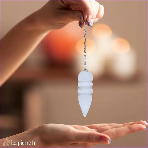 Pendule égyptienne en cristal de roche 100 % naturel avec chaînette argentée de 16,5 cm, idéal pour la radiesthésie, la méditation et comme pendule divinatoire.