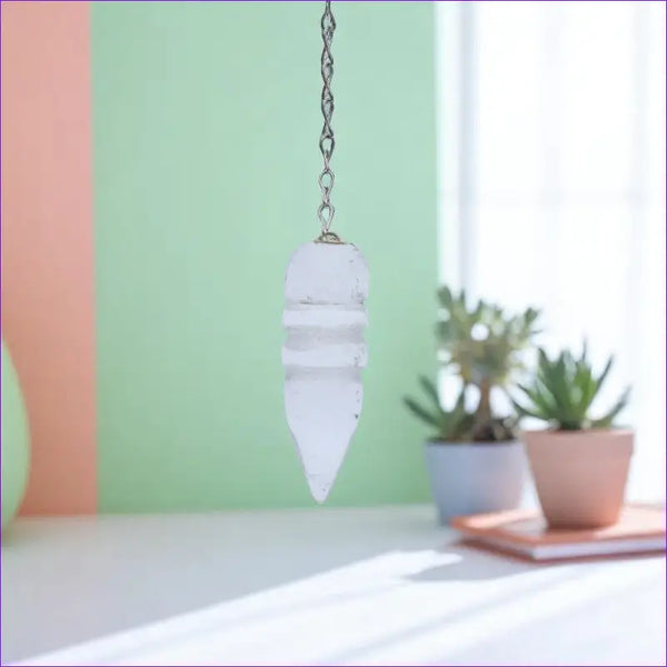 Détail de la limpidité du Cristal de Roche naturel du Pendule Égyptien (Cristal de Roche)
