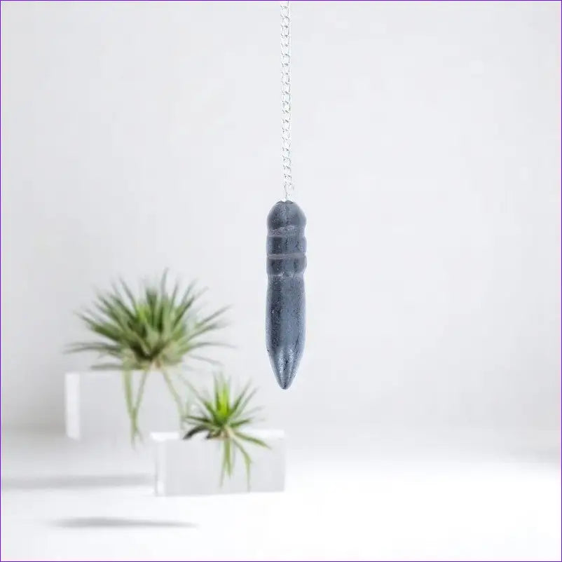 Pendule d'équilibre Égyptien (Hématite) avec chaîne argentée sur fond sobre