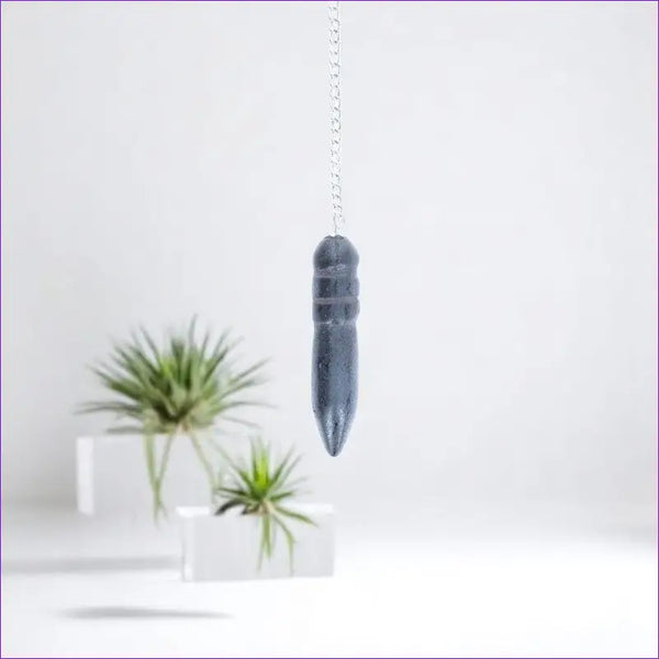 Pendule d'équilibre Égyptien (Hématite) avec chaîne argentée sur fond sobre