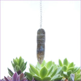 Pendule de protection Égyptien (Labradorite) avec chaîne argentée sur fond sombre
