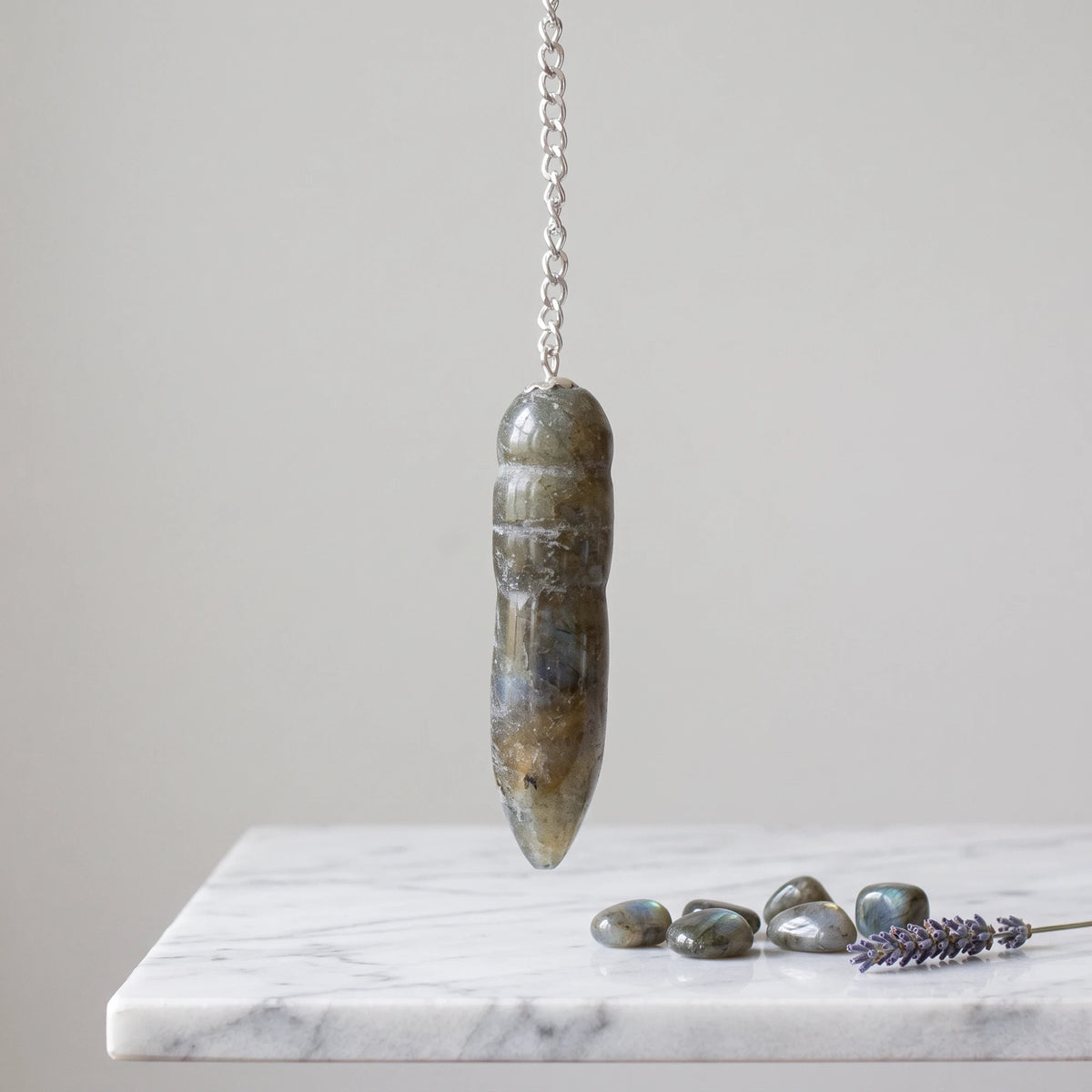 Pendule égyptien en labradorite, pierre naturelle d'intuition et de protection