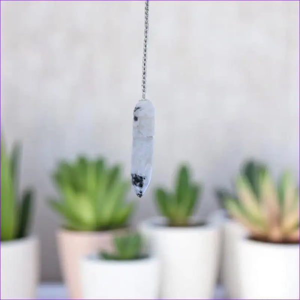 Pendule intuition Égyptien (Pierre de Lune) avec chaîne argentée sur fond clair