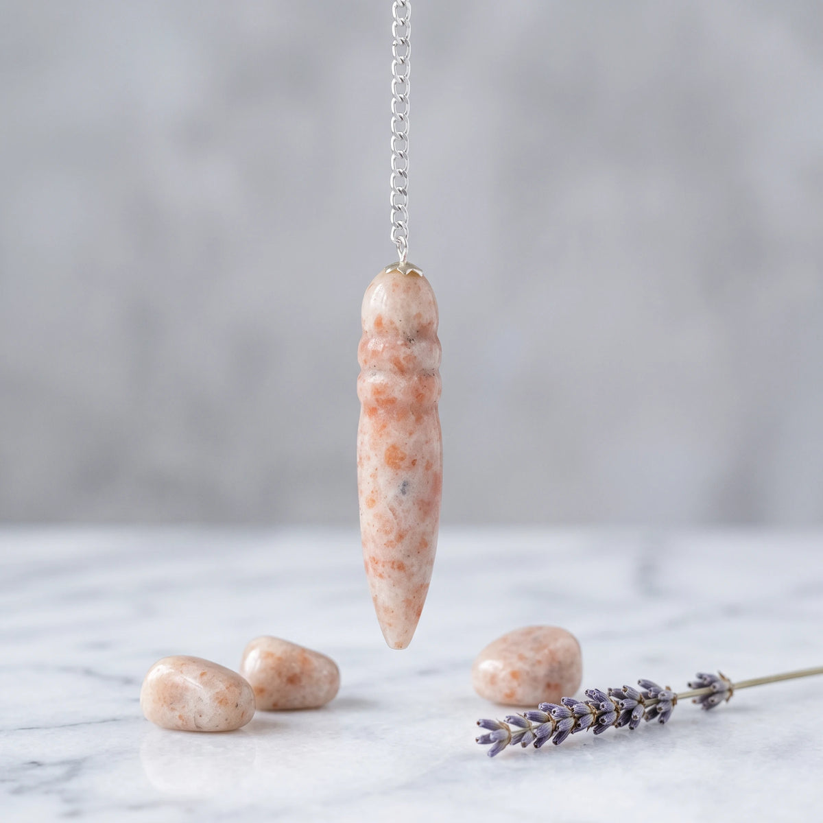 Pendule égyptien en pierre de soleil, pierre naturelle de vitalité et de joie