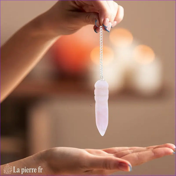 Pendule égyptien en quartz rose 100 % naturel avec chaînette argentée de 16,5 cm, idéale pour la radiesthésie, la méditation et comme pendule divinatoire.