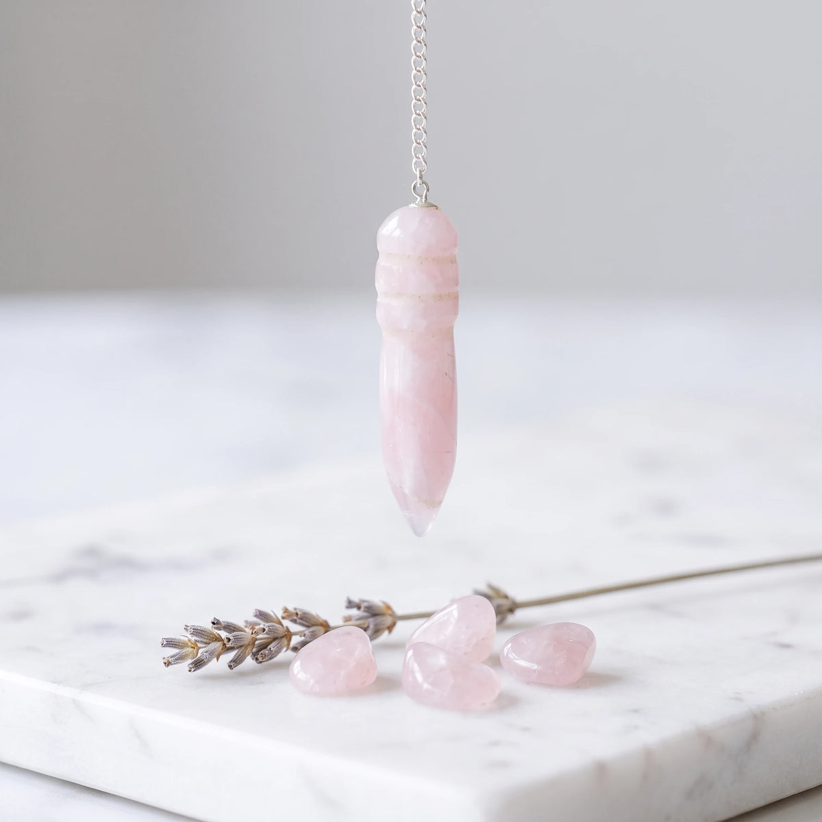 Pendule égyptien en quartz rose, pierre naturelle de l'amour