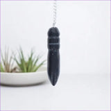 Pendule Égyptien (Shungite) noir mat tenu pour radiesthésie de protection - La Pierre Fr