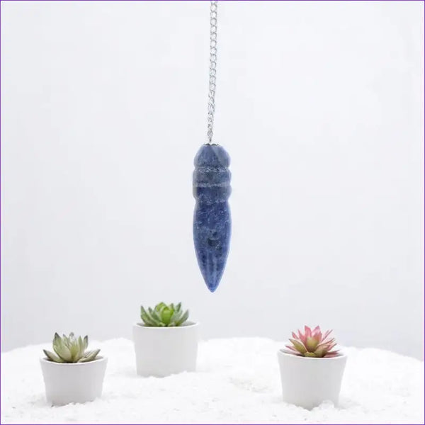 Gros plan sur la forme Thot du Pendule Égyptien (Sodalite) en pierre naturelle veinée