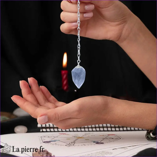 Pendule divinatoire en cristal de roche facetté en forme œuf 100 % naturel avec chaînette argentée, idéal pour la radiesthésie, la méditation et l’amplification énergétique