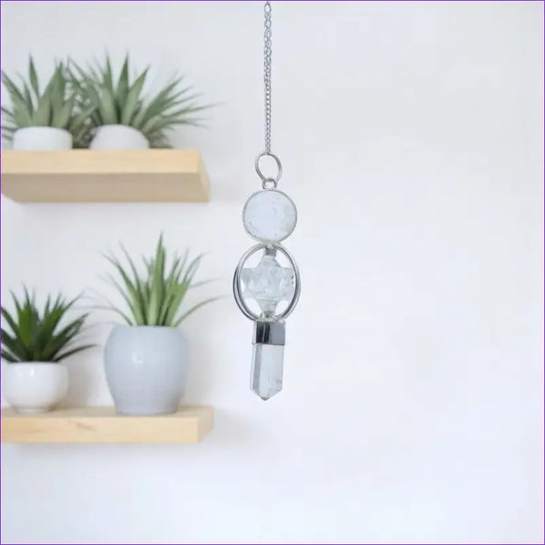 Pendule divinatoire (Merkaba et Pointe) Cristal de Roche avec chaîne argentée sur fond sombre