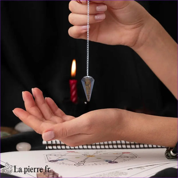 pendule en œil de tigre facetté 100 % naturel, parfait pour la radiesthésie, la protection énergétique et le renforcement de la confiance.