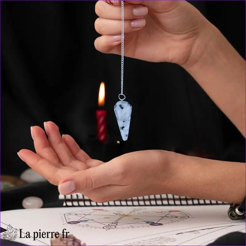 Pendule en pierre de lune 100 % naturel avec chaînette argentée, idéal pour la radiesthésie, la divination et l'équilibre énergétique. La Pierre Fr
