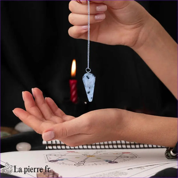 Pendule en pierre de lune 100 % naturel avec chaînette argentée, idéal pour la radiesthésie, la divination et l'équilibre énergétique. La Pierre Fr