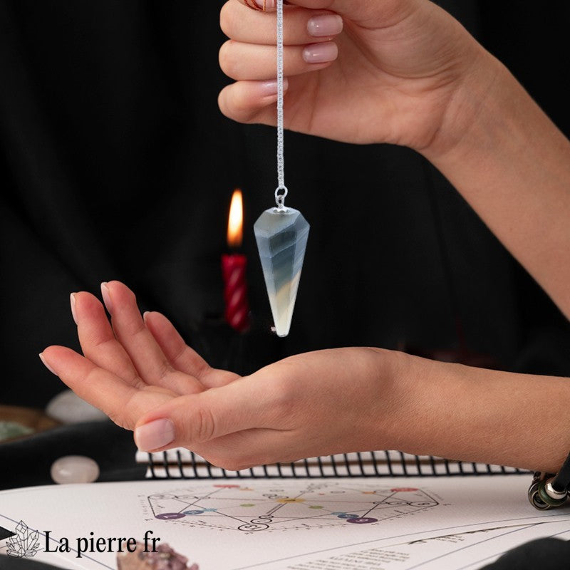 pendule en pierre de fluorite facettée 100 % naturel, parfait comme pendule divinatoire pour la radiesthésie, la méditation et l'intuition.