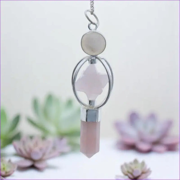 Gros plan sur la forme Merkaba et la pointe en quartz rose naturel du Pendule (Merkaba et Pointe)