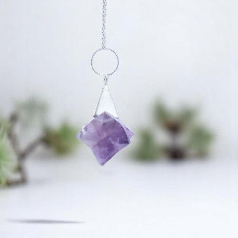 Détail de la pierre d'Améthyste authentique taillée en Merkaba pour Pendule (Améthyste)
