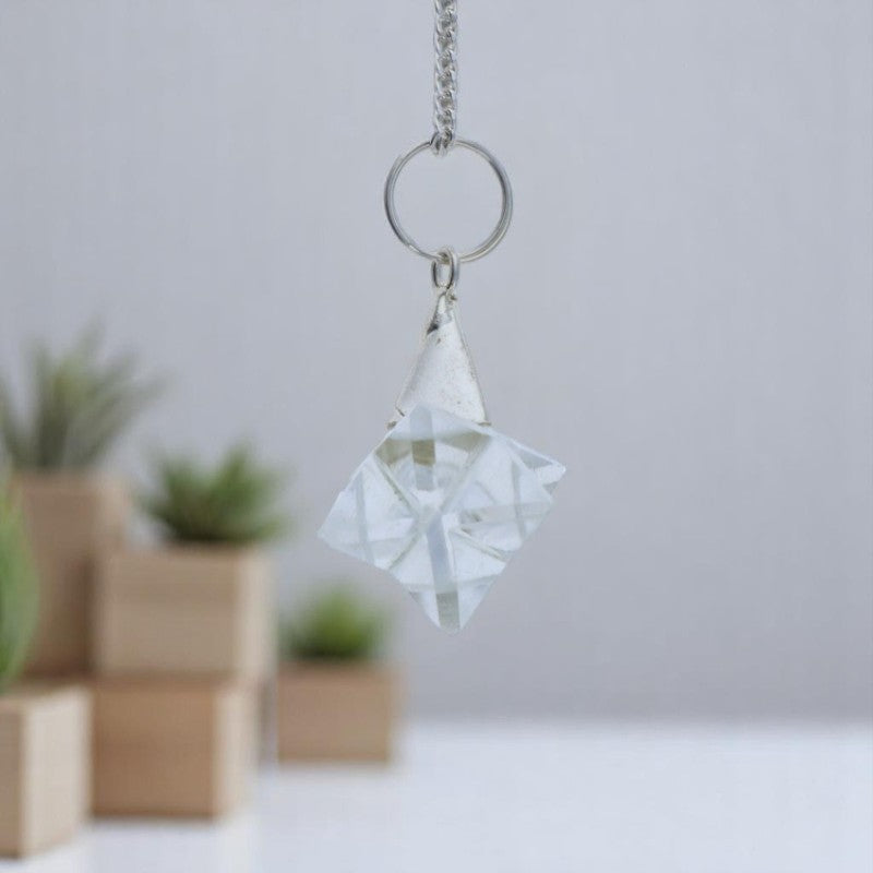 Détail de la clarté du Cristal de Roche naturel du Pendule Merkaba (Cristal de Roche)