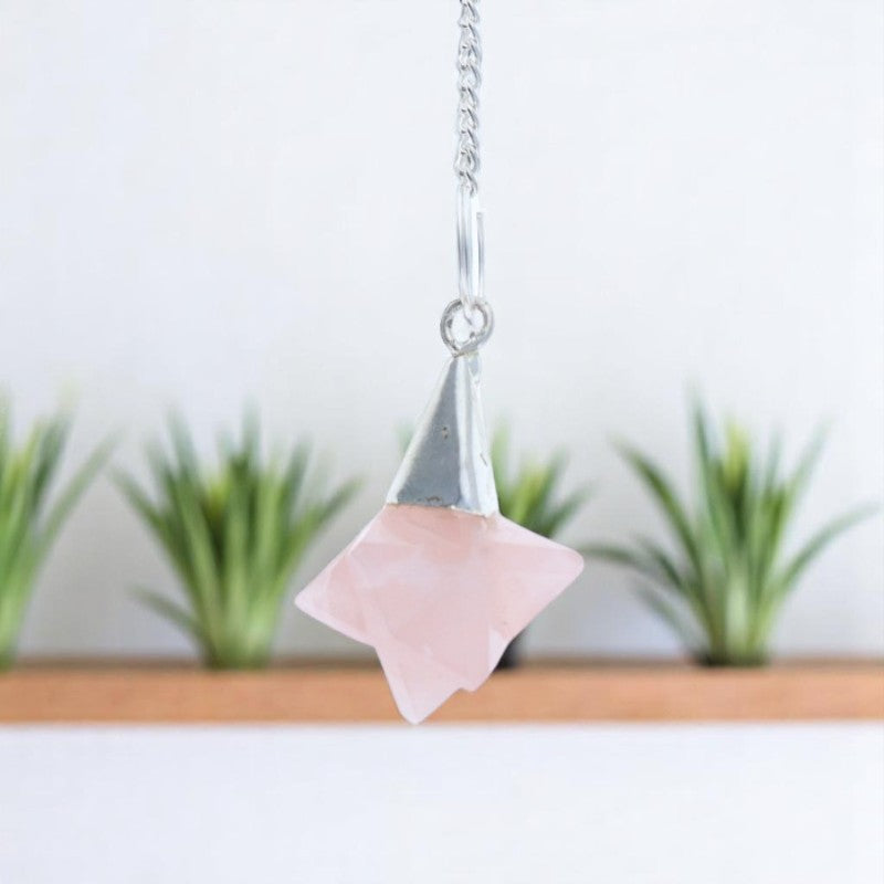 Détail de la pierre de Quartz Rose authentique sculptée en Merkaba pour Pendule (Quartz Rose)