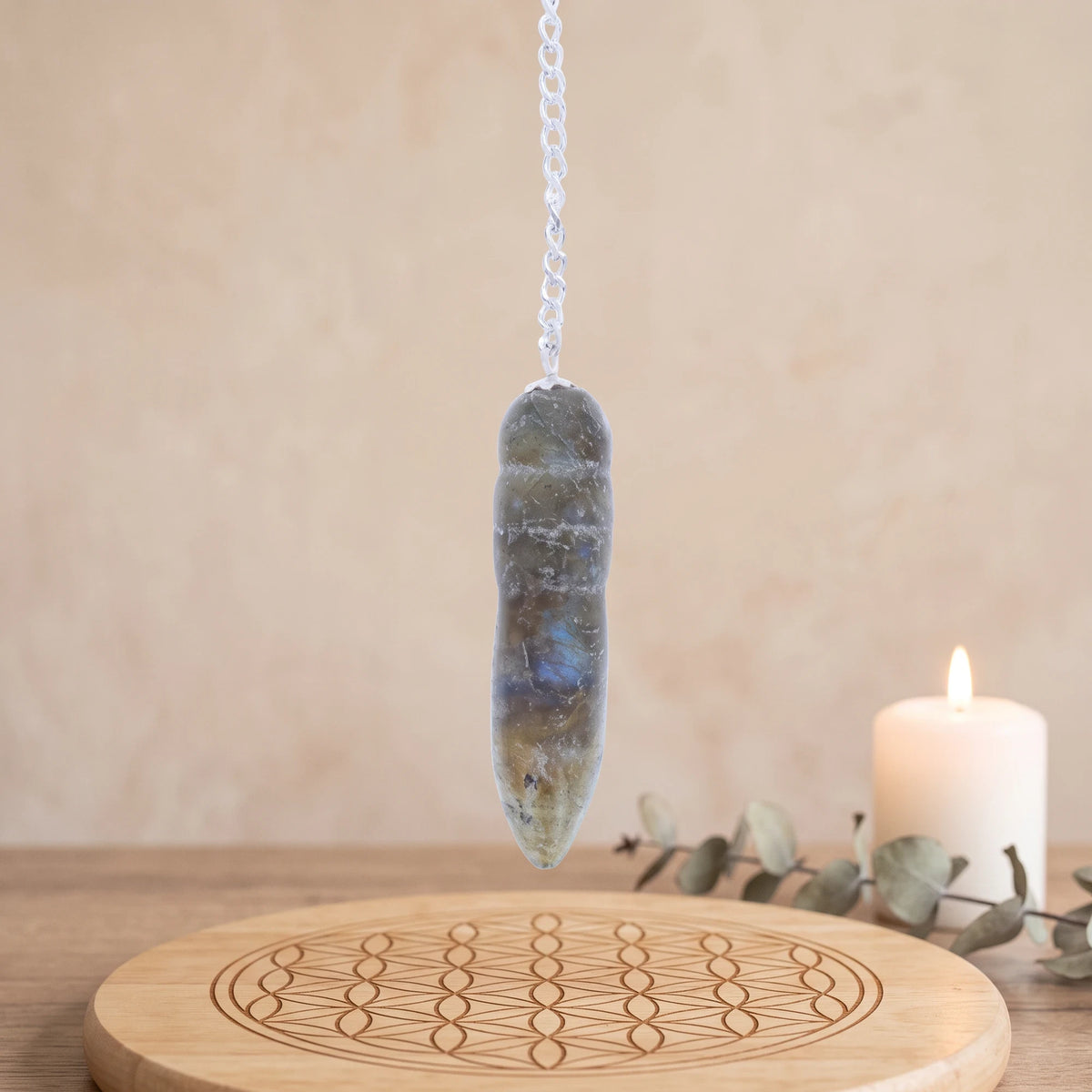 Pendule gris bleu égyptien en labradorite pour la radiesthésie sur planche Fleur de Vie