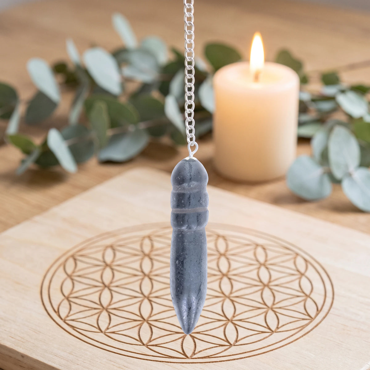 Pendule gris égyptien en hématite pour la radiesthésie sur planche Fleur de Vie