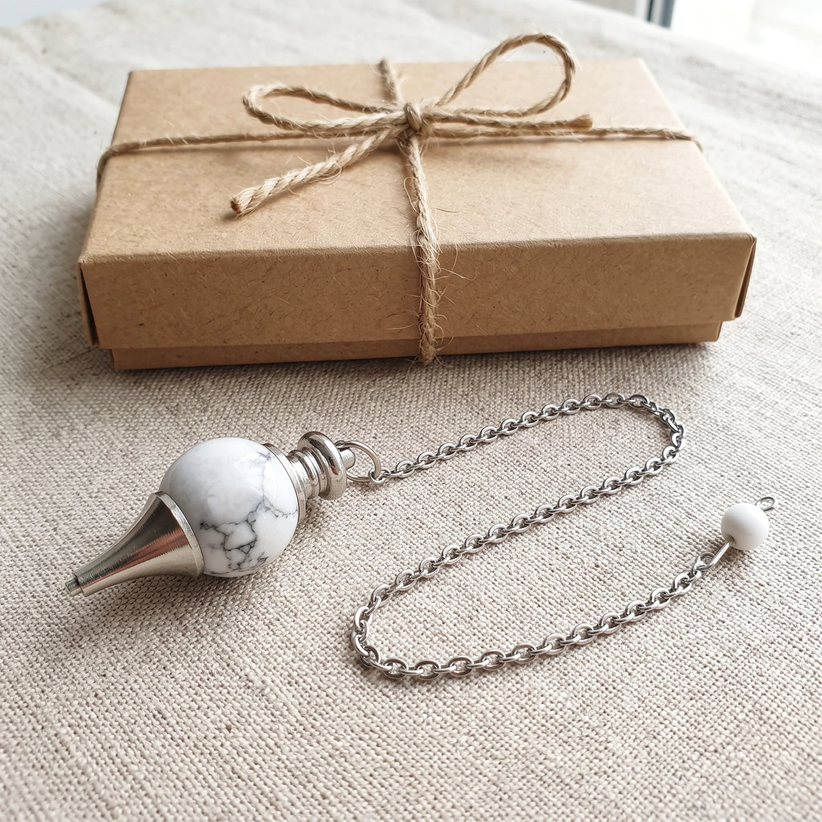Pendule en howlite, idée cadeau présentée avec sa boîte