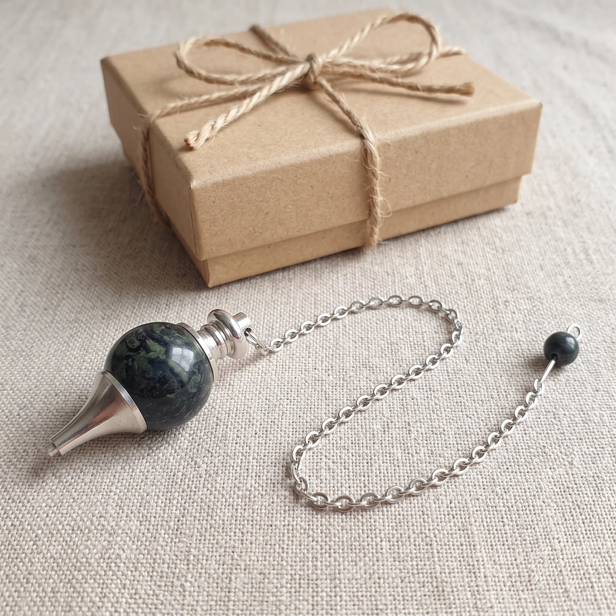 Pendule en jaspe kambaba, idée cadeau présentée avec sa boîte