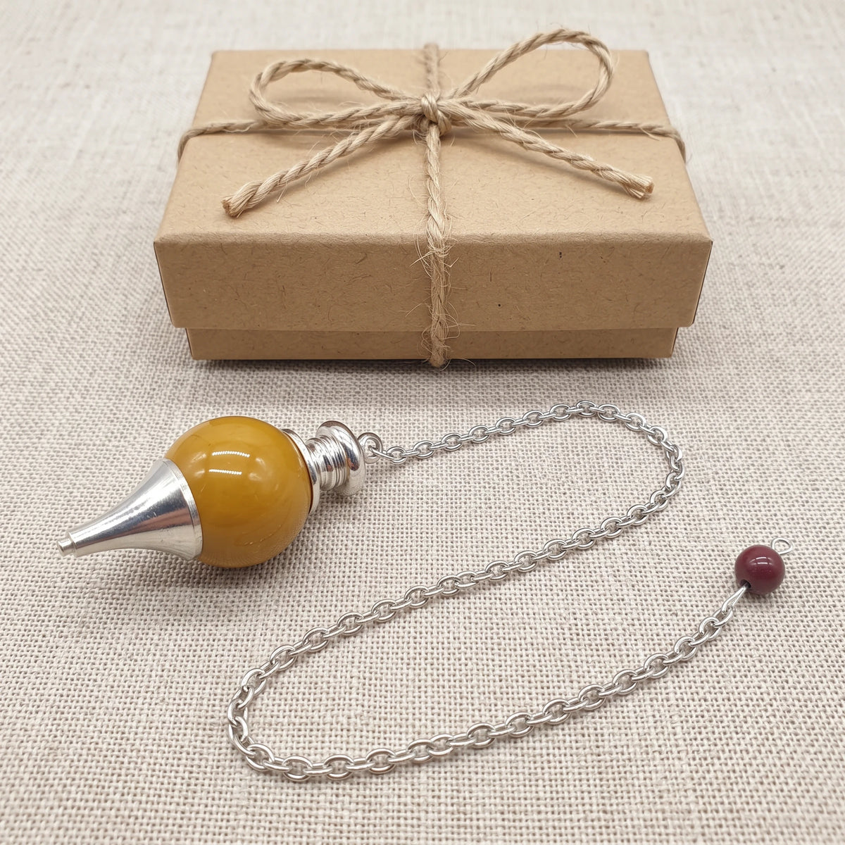 Pendule en jaspe mokaïte, idée cadeau présentée avec sa boîte