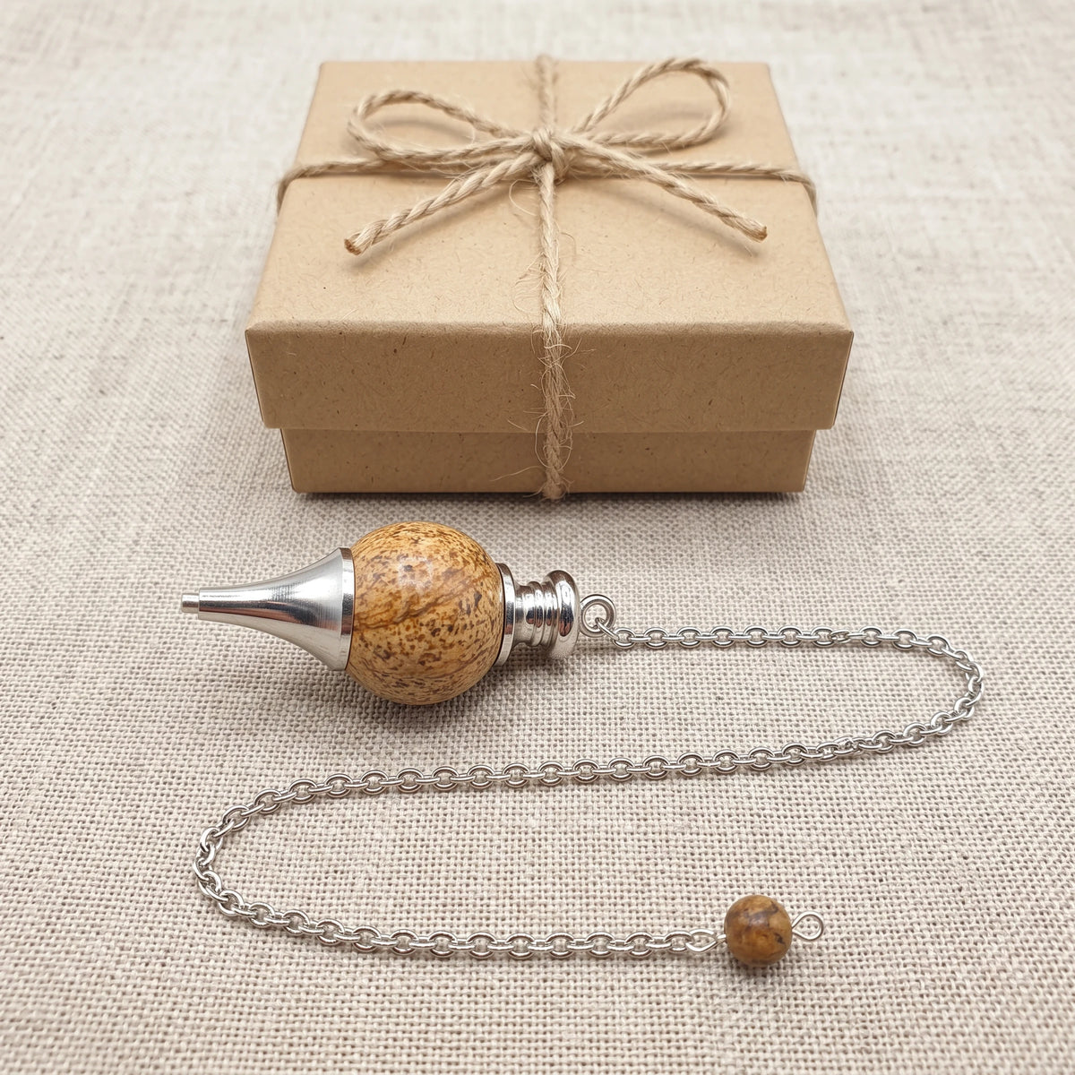 Pendule en jaspe paysage, idée cadeau présentée avec sa boîte