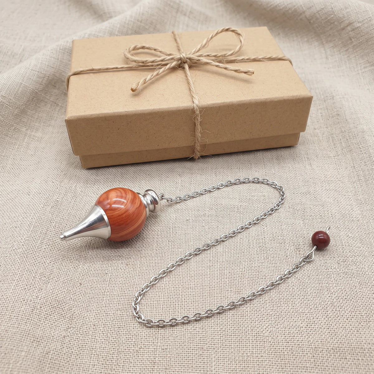 Pendule en jaspe rouge, idée cadeau présentée avec sa boîte