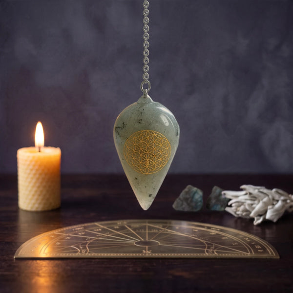 Pendule en labradorite gravé Fleur de Vie, ambiance ésotérique à la bougie