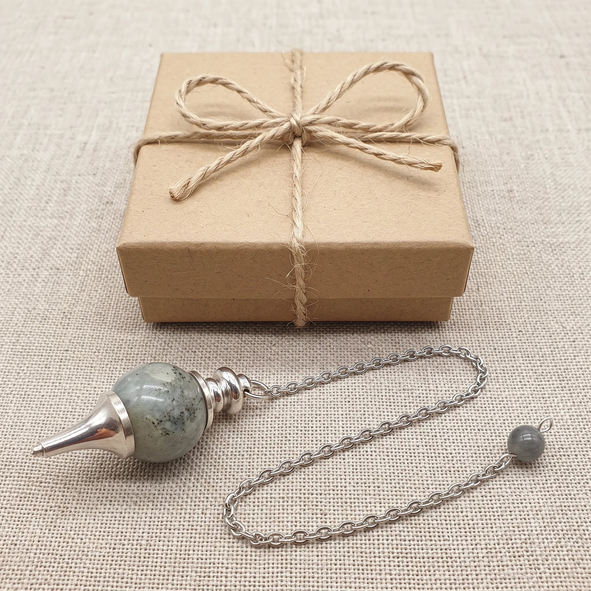 Pendule en labradorite, idée cadeau présentée avec sa boîte