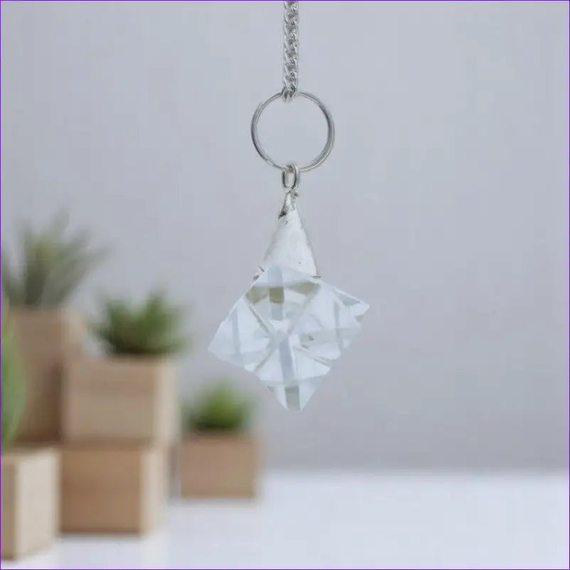Détail de la clarté du Cristal de Roche naturel du Pendule Merkaba (Cristal de Roche)
