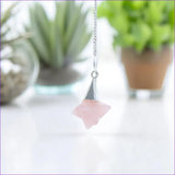 Pendule radiesthésie Merkaba (Quartz Rose) avec chaîne argentée sur fond clair