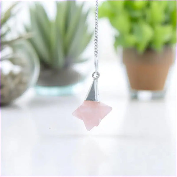 Pendule radiesthésie Merkaba (Quartz Rose) avec chaîne argentée sur fond clair