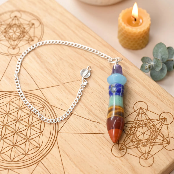 Pendule multicolore 7 chakras de forme Thot en pierres naturelles