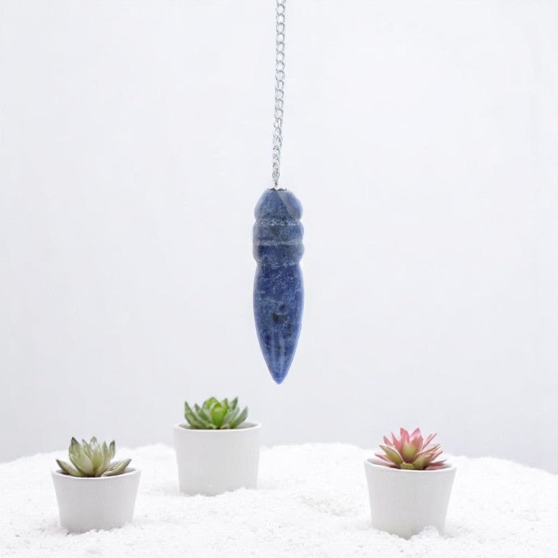Gros plan sur la forme Thot du Pendule Égyptien (Sodalite) en pierre naturelle veinée