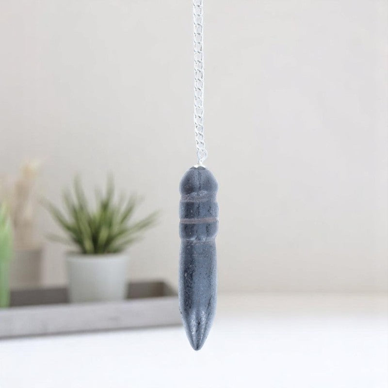 Gros plan sur la forme Thot du Pendule Égyptien (Hématite) en pierre naturelle grise