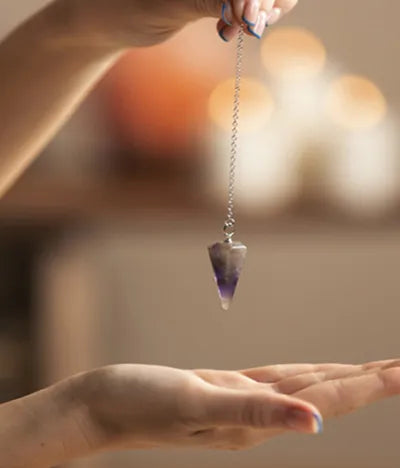 Sélection variée de pendules divinatoires en pierres naturelles authentiques pour la radiesthésie et la réflexion personnelle