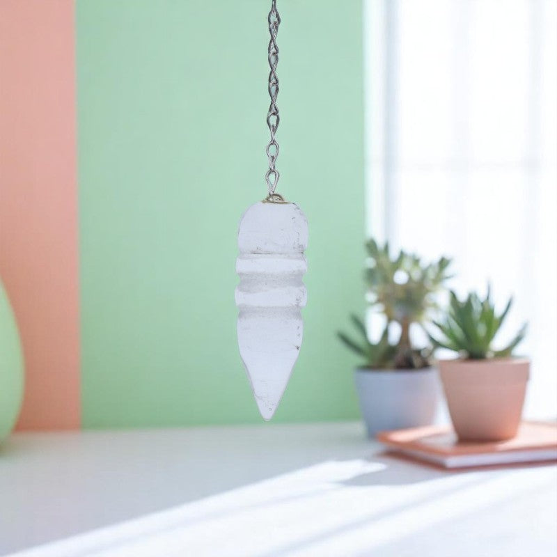 Détail de la limpidité du Cristal de Roche naturel du Pendule Égyptien (Cristal de Roche)